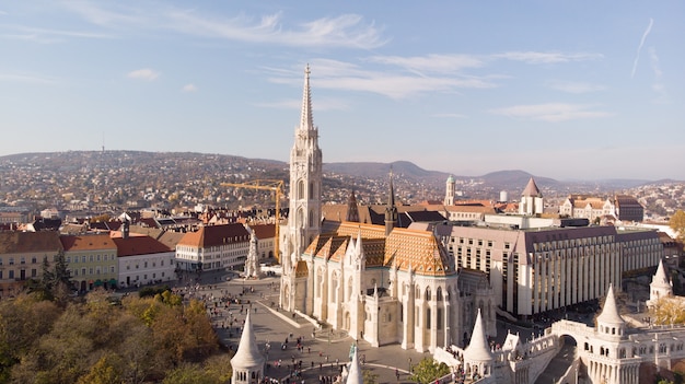 Luftaufnahme von Drohne auf St. Matthias Kirche in Budapest. Einer der Haupttempel in Ungarn