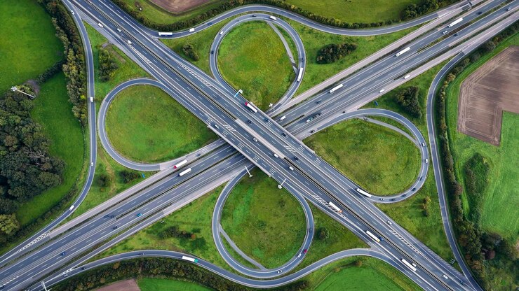 Foto luftaufnahme von drohnen am straßenkreuz clover kreisverkehr blick von oben autoverkehr auf der autobahn deutschland