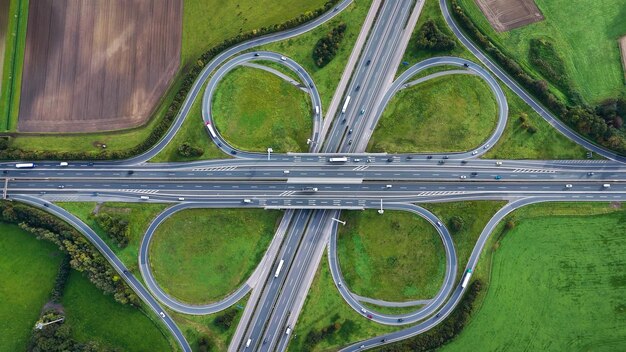 Luftaufnahme von Drohnen am Straßenkreuz Clover Kreisverkehr Blick von oben Autoverkehr auf der Autobahn Deutschland