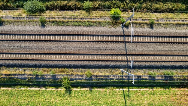 Foto luftaufnahme von eisenbahnschienen von einer fliegenden drohne