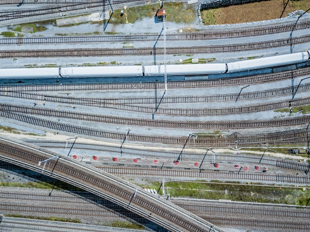 Foto luftaufnahme von eisenbahnschienen