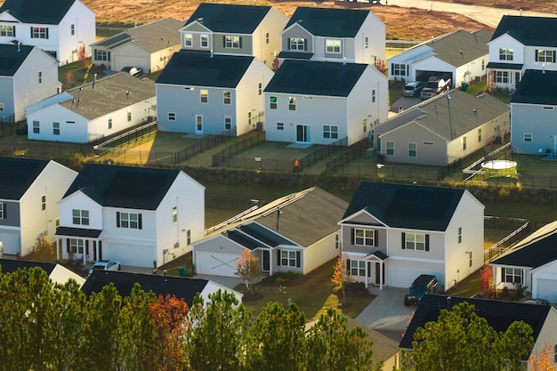 Luftaufnahme von eng gelegenen neuen Einfamilienhäusern in einem Vorort von South Carolina Immobilienentwicklung in amerikanischen Vororten