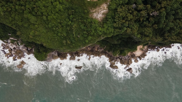 Luftaufnahme von fantastischen Meereswellen und Klippen Indonesien