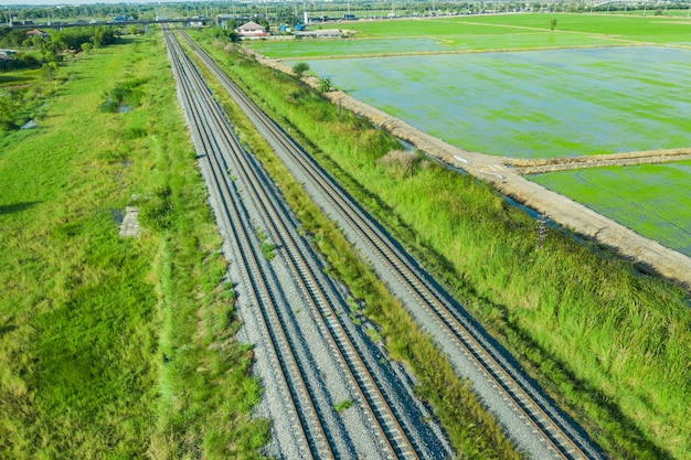 Luftaufnahme von fliegender Drohne von Eisenbahnschienen