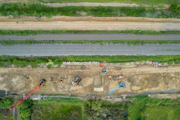 Luftaufnahme von fliegender Drohne von Eisenbahnschienen