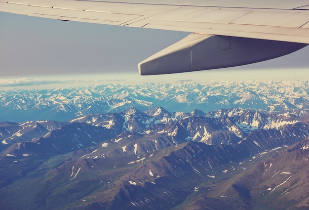 Luftaufnahme von Flugzeugen, die in großer Höhe fliegen. Landschaft von oben.