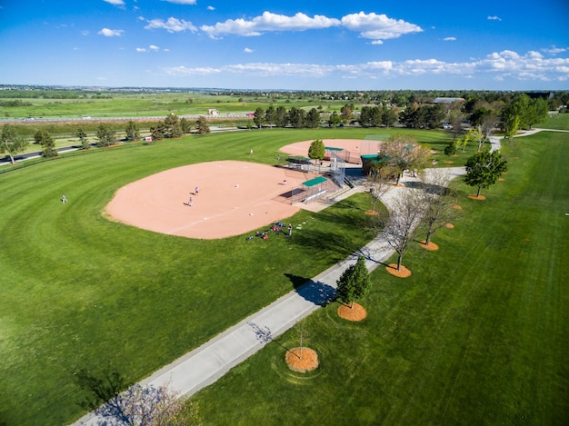 Luftaufnahme von Fußball- und Baseballfeldern im Village Greens Park, Colorado.