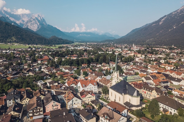 Luftaufnahme von Garmisch-Partenkirchen im Sommer