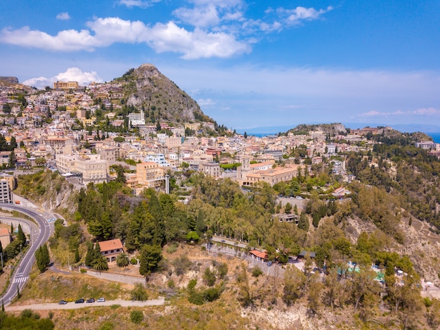 Luftaufnahme von Gebäuden, umgeben von Bäumen in Taormina Sizilien, Italien