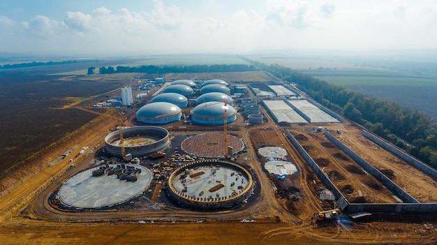 Luftaufnahme von großen Fabriklagern Raffinerie-Reservoire-Industrien