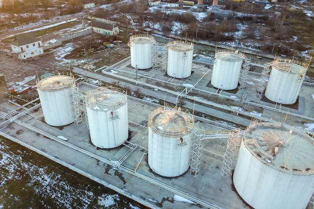 Luftaufnahme von großen Kraftstoffreservoirs in der Benzinindustriezone im Winter.