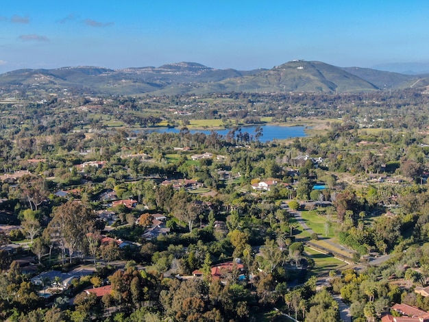 Luftaufnahme von großen, wohlhabenden Wohnvillen mit Swimmingpool, Encinitas, CA
