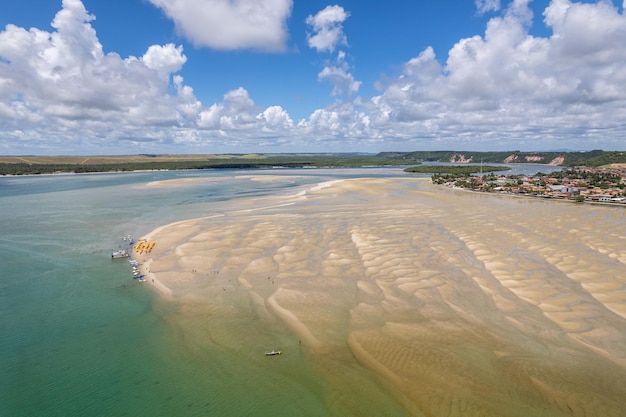 Luftaufnahme von Gunga Beach oder "Praia do Gunga", mit seinem klaren Wasser und Kokospalmen, Maceio, Alagoas. Region Nordosten Brasiliens.