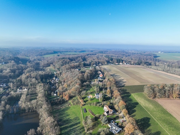 Luftaufnahme von Häusern umgeben von Wald und Ackerland auf dem Land im wallonischen Belgien