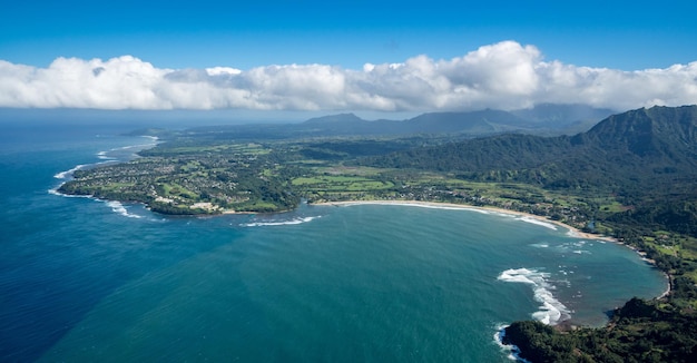 Luftaufnahme von Hanalei Bay und Princeville auf der hawaiianischen Insel Kauai vom Helikopterflug