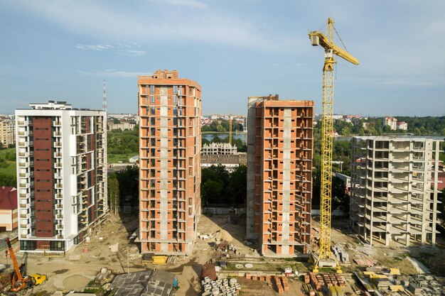 Luftaufnahme von hohen Wohngebäuden im Bau. Immobilien-Entwicklung.