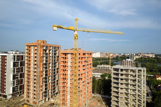 Luftaufnahme von hohen wohnwohngebäuden im bau. immobilien-entwicklung.