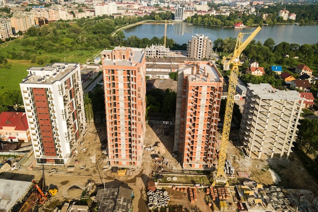 Luftaufnahme von hohen Wohnwohngebäuden im Bau. Immobilien-Entwicklung.