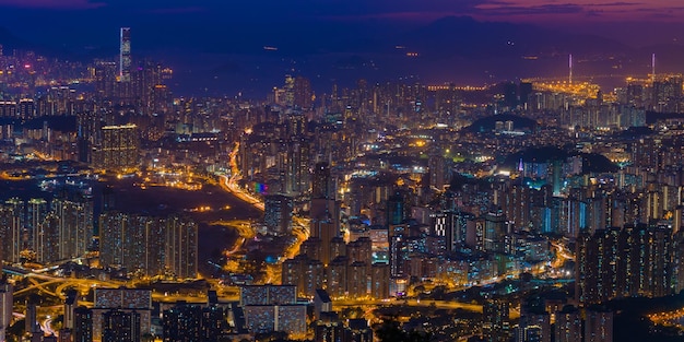 Luftaufnahme von Hongkong in der Nacht beleuchtet