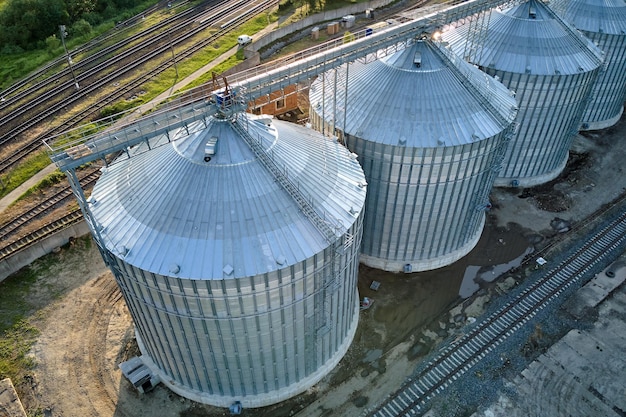 Luftaufnahme von industriellen belüfteten Silos zur Langzeitlagerung von Getreide und Ölsaaten Metallaufzug zur Weizentrocknung in der Landwirtschaftszone