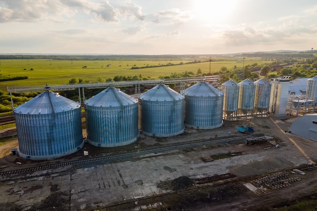 Luftaufnahme von industriellen belüfteten Silos zur Langzeitlagerung von Getreide und Ölsaaten Metallaufzug zur Weizentrocknung in der Landwirtschaftszone