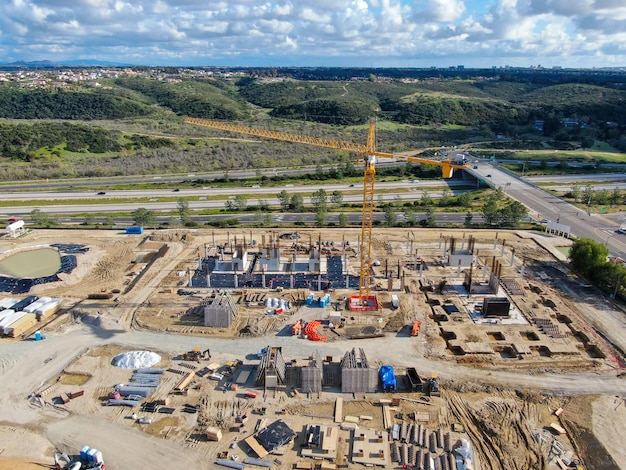 Luftaufnahme von Investoren und Auftragnehmern auf der Baustelle mit Kran. Neue Baustelle