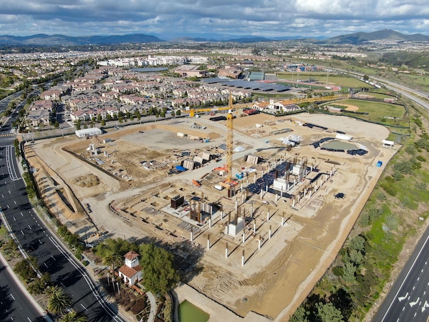 Luftaufnahme von Investoren und Auftragnehmern auf der Baustelle mit Kran. Neue Baustelle