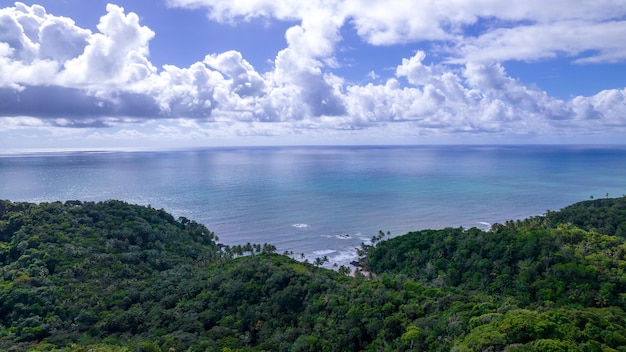 Luftaufnahme von Itacare Bahia Brasilien Touristenort Blauer Himmel und Wolken mit Wald im Hintergrund