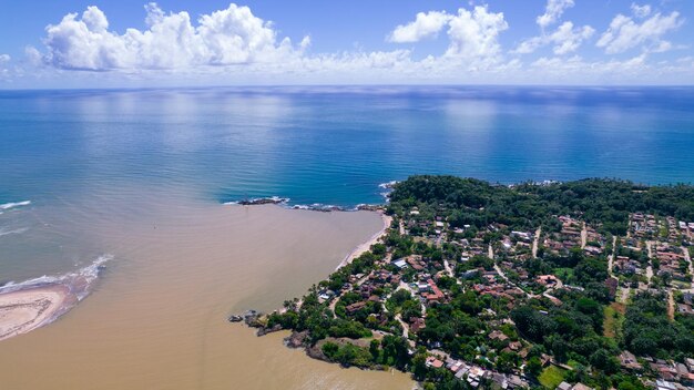 Luftaufnahme von Itacare Beach Bahia Brazil Village mit Fischerbooten und Vegetation