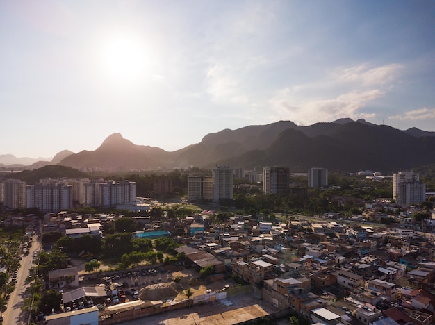 Luftaufnahme von Jacarépagua in Rio de Janeiro, Brasilien. Wohngebäude und Berge im Hintergrund. Sonniger Tag. Sonnenuntergang. Drohnenfoto.