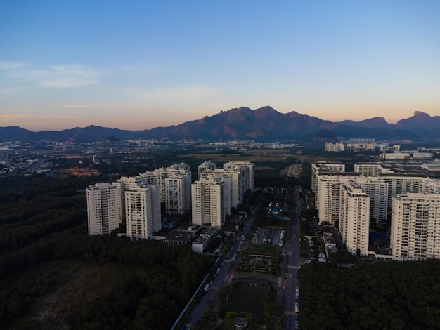 Luftaufnahme von Jacarepagua in Rio de Janeiro Brasilien Wohngebäude und Berge im Hintergrund Sonniger Tag Sonnenuntergang Drohnenfoto