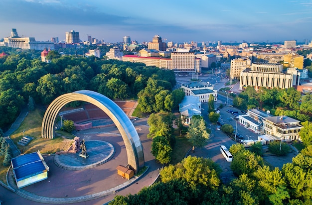 Luftaufnahme von Kiew mit dem Bogen der Freundschaft der Nationen und dem Europäischen Platz - Ukraine, Osteuropa