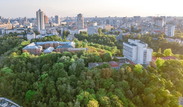 Luftaufnahme von Kiew Stadtbild von Vozdvizhenka und Podol historischen Bezirken auf Sonnenuntergang von oben, Stadt Kiew, Ukraine