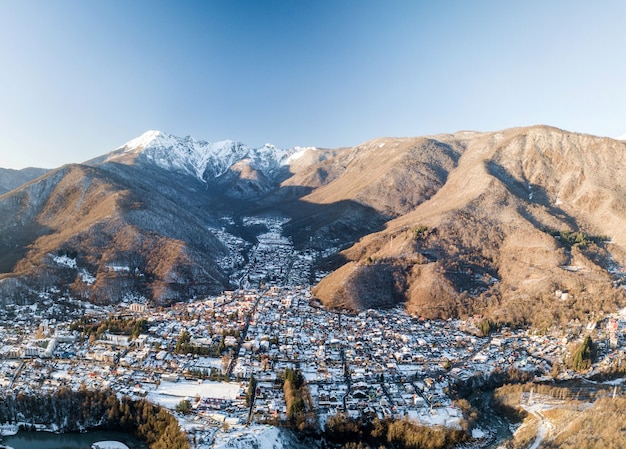 Luftaufnahme von Krasnaya Polyana, schneebedeckte Berge. Russland.