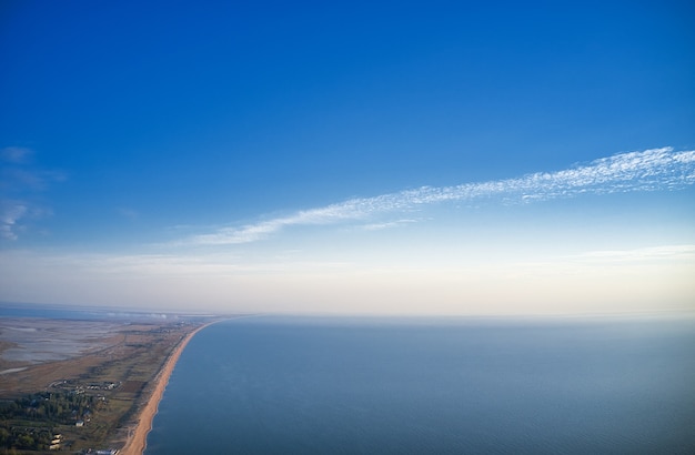 Luftaufnahme von Küste und Meer