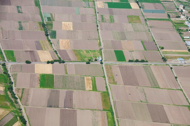 Luftaufnahme von landwirtschaftlichen Feldern an einem nebligen Morgen