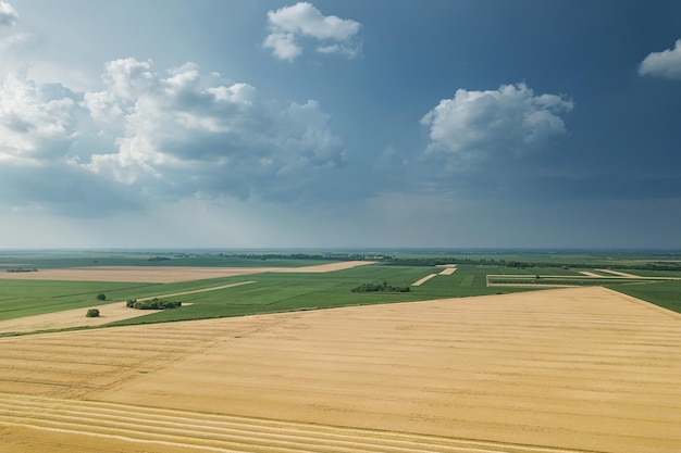 Luftaufnahme von landwirtschaftlichen Feldern. Bewölkte Landschaft, Luftbild.