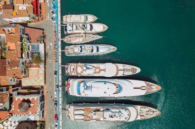 Luftaufnahme von Luxusyachten in Puerto Banus Marina Marbella Spanien