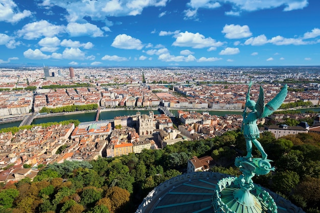 Luftaufnahme von Lyon von der Spitze von Notre Dame de Fourviere, Frankreich, Europa