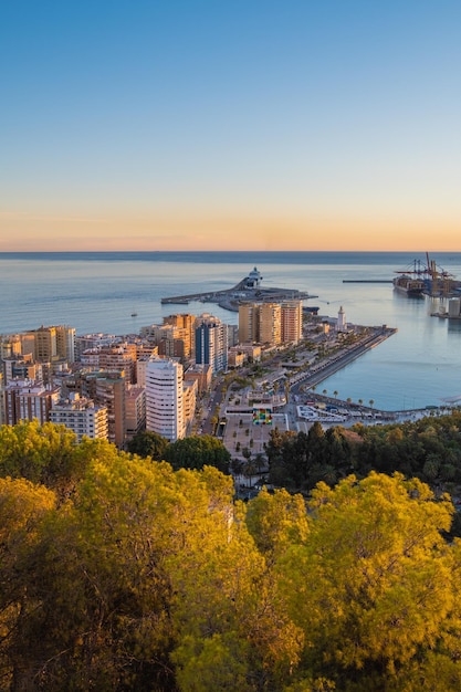 Luftaufnahme von Malaga von der Burg Gibralfaro einschließlich Hafen von Malaga Andalusien Spanien