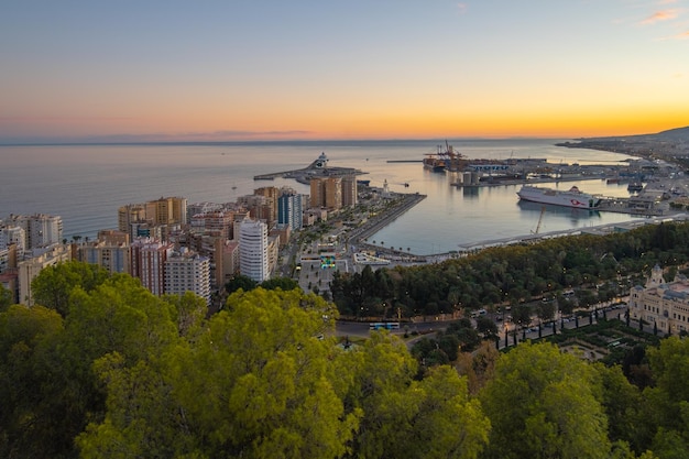 Luftaufnahme von Malaga von der Burg Gibralfaro einschließlich Hafen von Malaga Andalusien Spanien