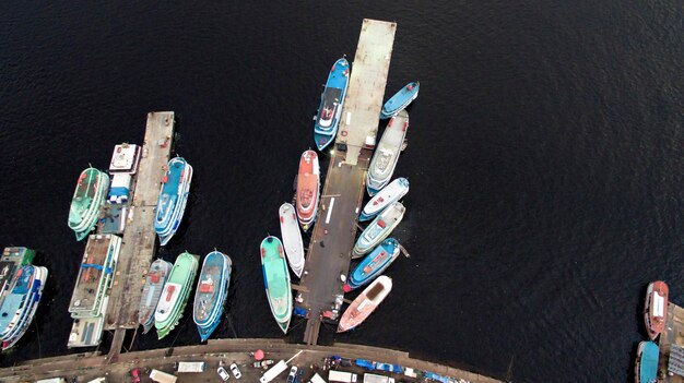 Luftaufnahme von mehreren kleinen Booten vor Anker