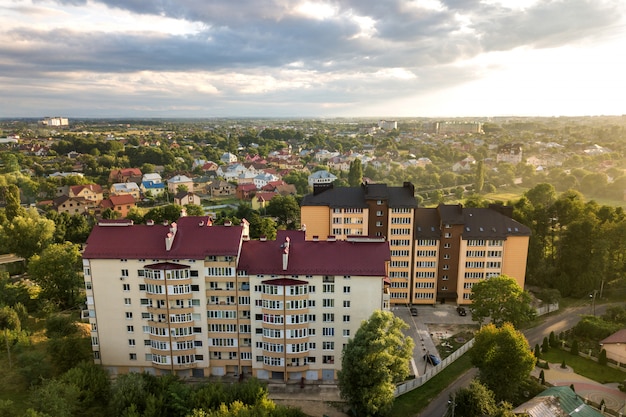 Luftaufnahme von mehrstöckigen Wohngebäuden im grünen Wohngebiet.