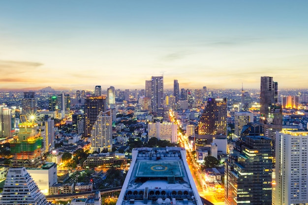 Luftaufnahme von modernen bürogebäuden in der innenstadt von bangkok mit sonnenaufgang, bangkok, thailand