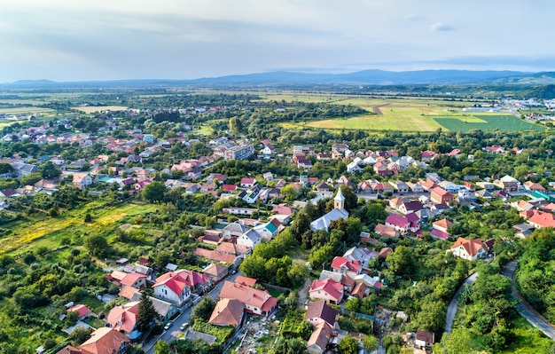 Luftaufnahme von Mukatschewo, einer Stadt in Transkarpatien, Ukraine