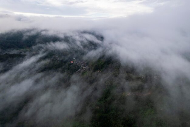 Luftaufnahme von Nebelwolken und Nebel, die nach einem Sturm über einem üppigen tropischen Regenwald hängen