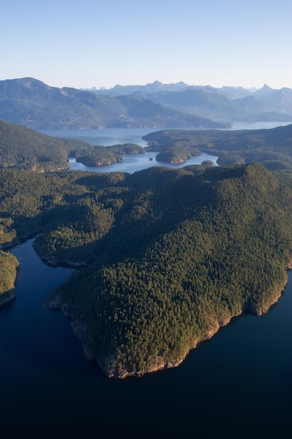 Luftaufnahme von Nelson Island an einem sonnigen Sommertag