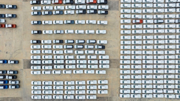 Luftaufnahme von Neuwagenparkplätzen zum Verkauf, Lagerplatzreihe, Neuwagenhändler, Lagerbestand, Import, Export, Geschäft, kommerzielles, globales Geschäft, Automobil- und Automobilindustrie