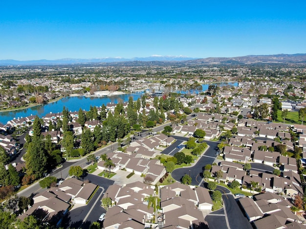 Luftaufnahme von North Lake mit Wohngegend in Irvine Orange County, Kalifornien, USA