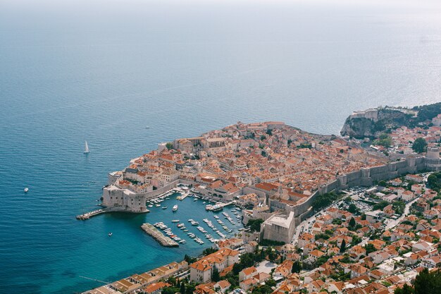 Luftaufnahme von oben auf die Altstadt von Dubrovnik von der Aussichtsplattform auf dem Berg